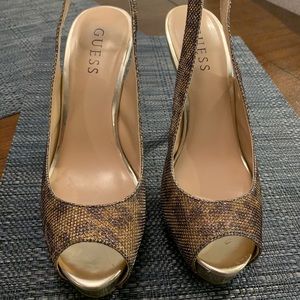 Guess platform pumps